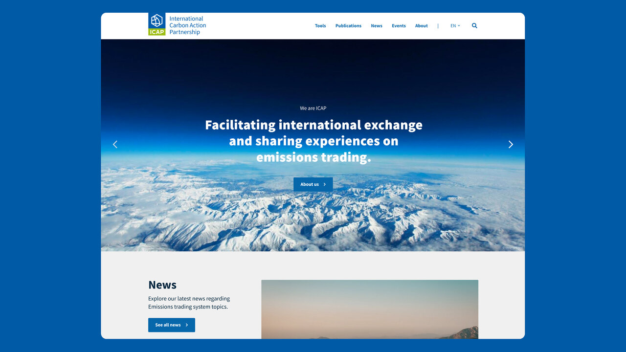 Schneelandschaft mit Gebirgsz&uuml;gen unter einem blauen Himmel als Hintergrund f&uuml;r die ICAP-Website, die internationalen Austausch und Erfahrungsaustausch zum Emissionshandel erleichtert.