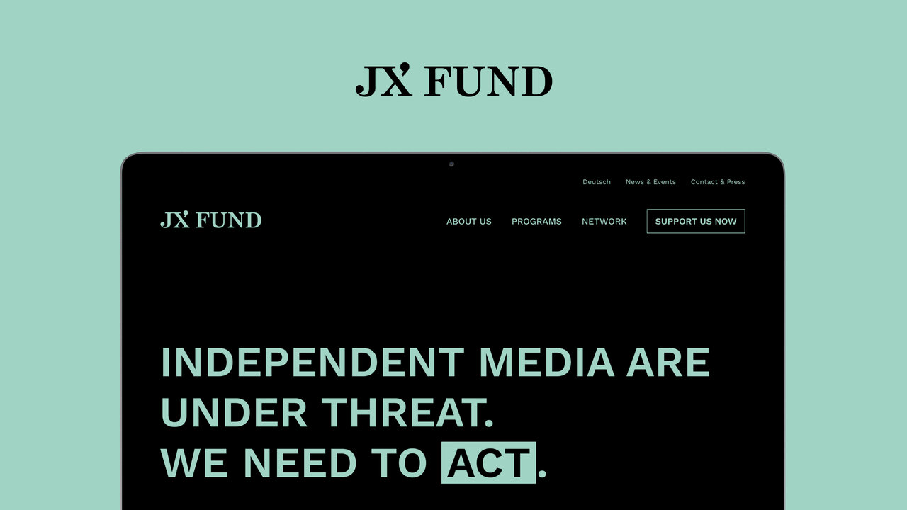 Website-Screenshot des JX Fund mit der Botschaft "Independent Media Are Under Threat. We Need to Act." in dunkler Farbgestaltung, die die Dringlichkeit des Schutzes unabh&auml;ngiger Medien visuell unterstreicht.