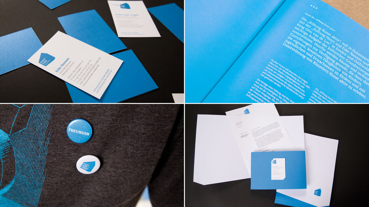 Vier Ansichten des Corporate Designs f&uuml;r die Kunsthalle Emden mit blauen und wei&szlig;en Dokumenten, Visitenkarten, Buttons und Druckmaterialien, die eine konsistente visuelle Identit&auml;t in clearem, modernem Design zeigen.
