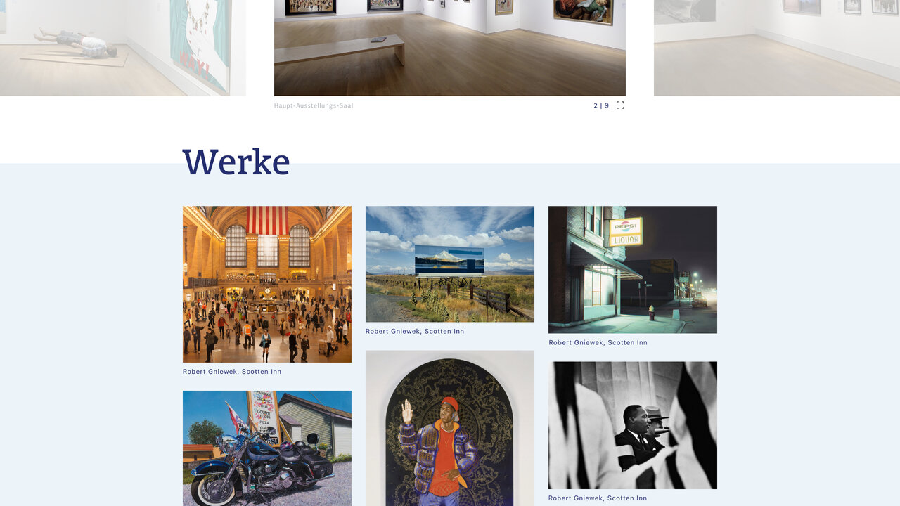 Raster mit Kunstwerken und Fotografien, die verschiedene Ausstellungsr&auml;ume, Kunstwerke und Installationen zeigen, darunter ein Saal mit Menschen, Landschaftsaufnahmen und schwarz-wei&szlig;e Fotografien.