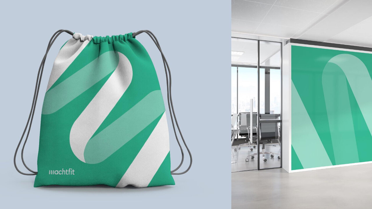 Turnbeutel und Wandbild mit geschwungenen gr&uuml;n-wei&szlig;en Formen, die das Branding von machtfit in einem minimalistischen, dynamischen Design zeigen, links ein Sportbeutel und rechts eine Wandgestaltung in einem modernen B&uuml;roumfeld.