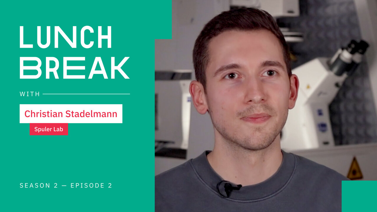 Ein junger Mann in einem grauen Pullover sitzt vor einem wissenschaftlichen Ger&auml;t und ist Teil der "Lunch Break" Videoserie von Spoiler Lab, Staffel 2, Episode 2.