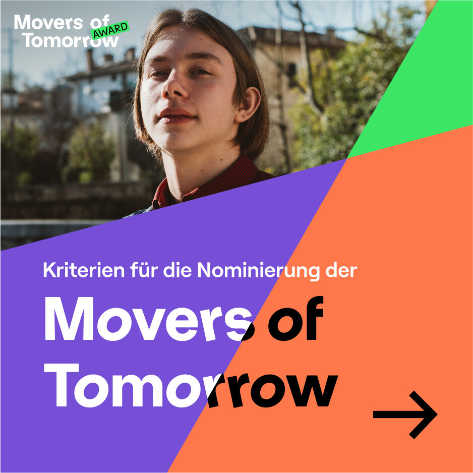 Junger Mensch mit modernem Haarschnitt vor unscharfem Hintergrund, Teil des Branding f&uuml;r den "Movers of Tomorrow Award" der Allianz Foundation mit grafischen Farbfl&auml;chen in Gr&uuml;n, Lila und Orange.