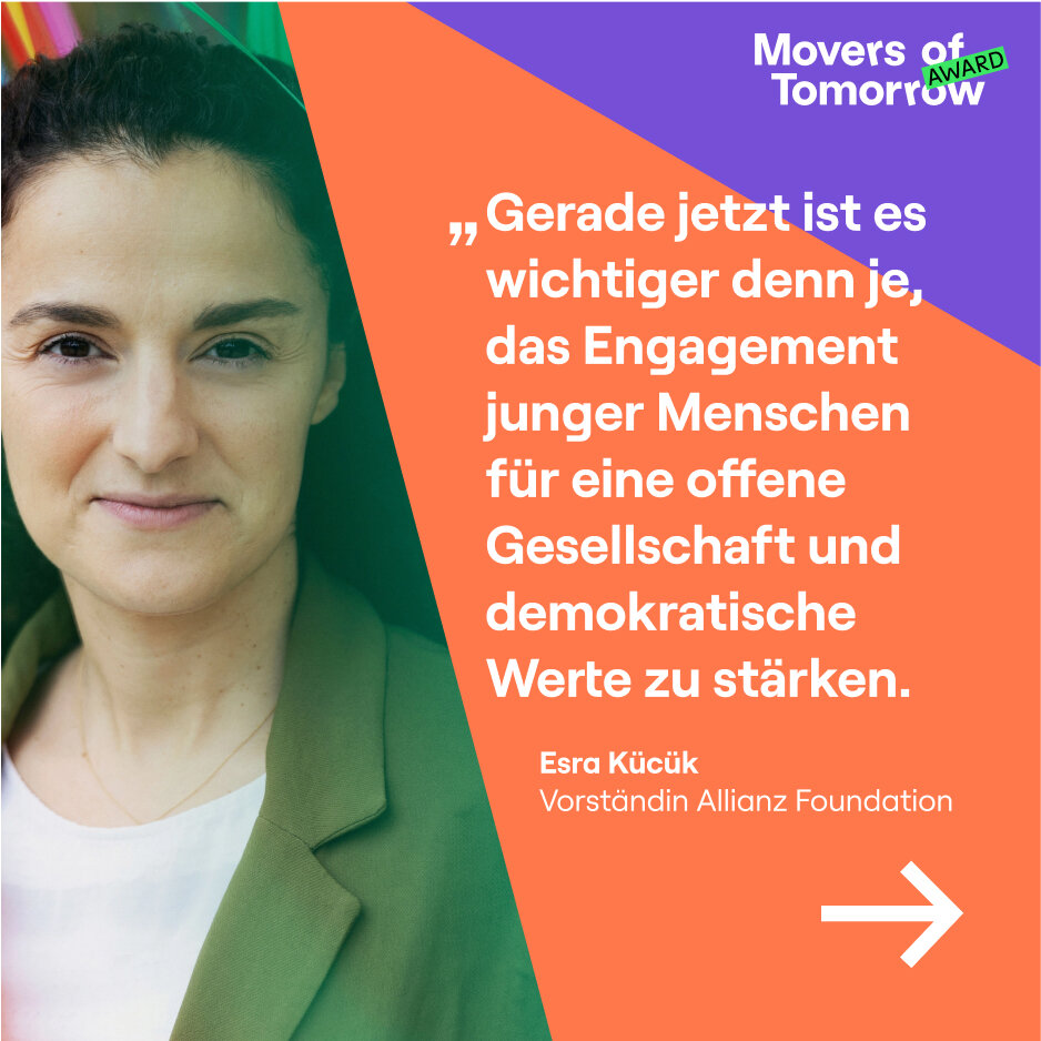 Portr&auml;t von Esra K&uuml;&ccedil;&uuml;k vor orange-lila-gr&uuml;nem Hintergrund mit einem Zitat &uuml;ber das Engagement junger Menschen f&uuml;r eine offene und demokratische Gesellschaft, im Rahmen der Movers of Tomorrow Award Kampagne.