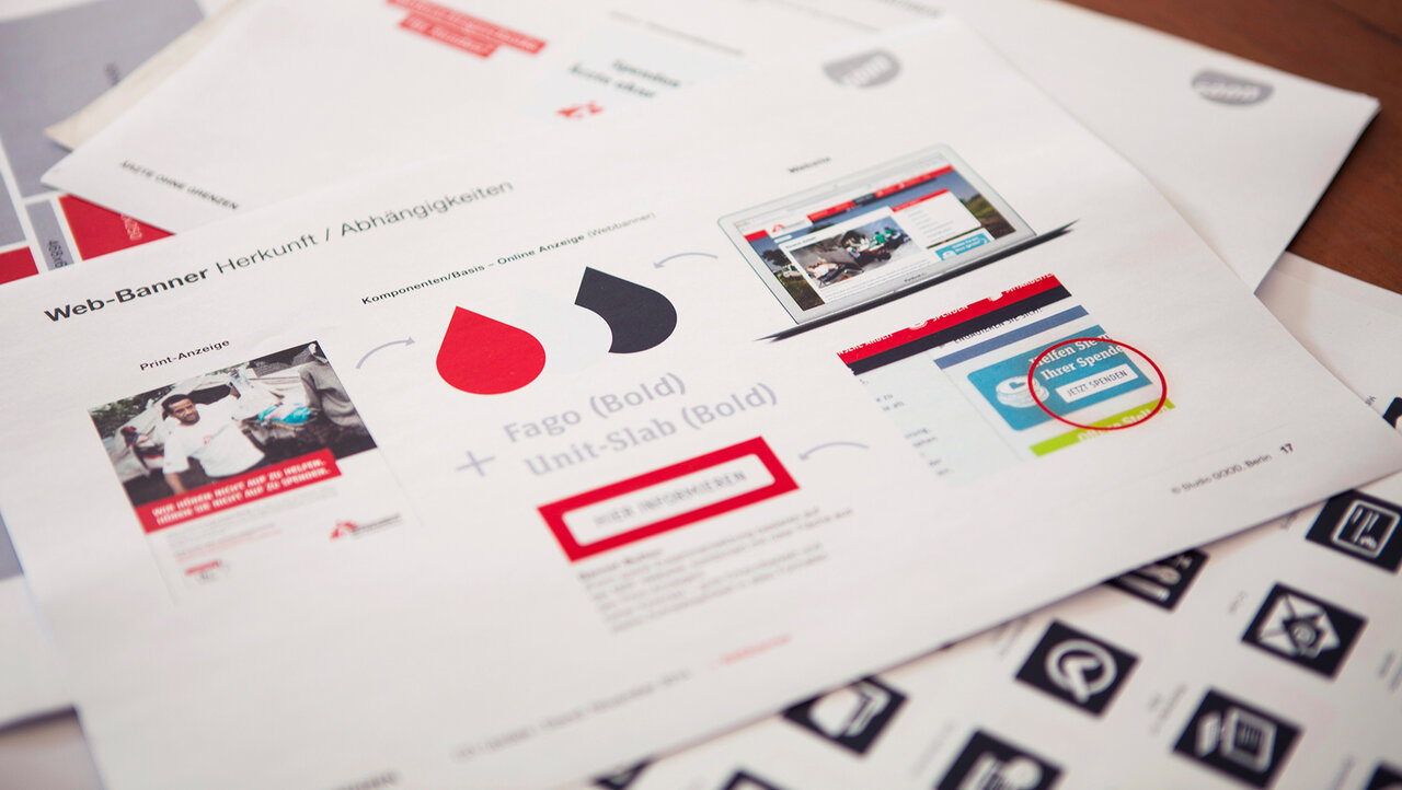 Designvorlagen und Scribbles f&uuml;r ein Branding-Projekt, mit roten Akzenten und verschiedenen Layouts, die Kreativit&auml;t und Konzeptentwicklung f&uuml;r eine Hilfsorganisation zeigen.
