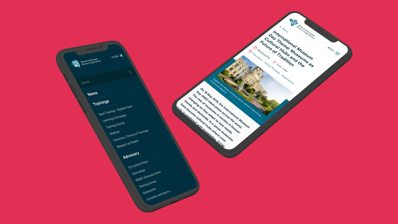 Zwei Smartphone-Bildschirme zeigen die Benutzeroberfl&auml;che der NEMO-Website mit dunkelblauem Men&uuml; und wei&szlig;er Artikelansicht vor einem rosa Hintergrund. Die responsive Webdesign-L&ouml;sung pr&auml;sentiert eine klare, zug&auml;ngliche Struktur f&uuml;r das Netzwerk Europ&auml;ischer Museumsorganisationen.