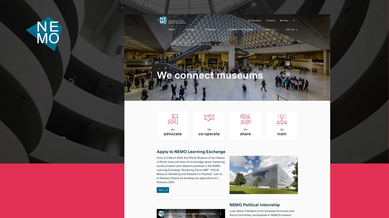 Website-Screenshot der NEMO-Plattform mit grau-rotem Design, die Museen miteinander vernetzt, im Hintergrund eine gro&szlig;e Museumshalle mit Besuchern und klarer Navigationsstruktur.