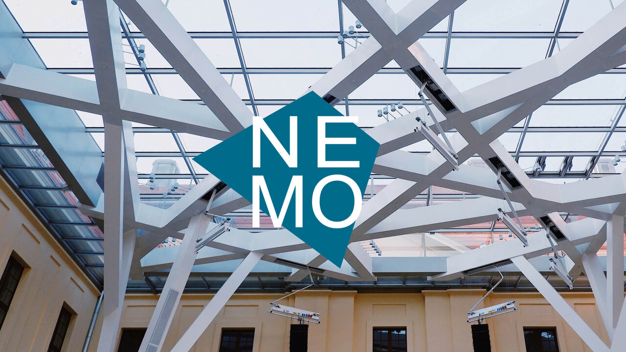 Nemo-Logo in blau-wei&szlig;er Farbe, eingebettet in ein modernes, komplexes Stahltr&auml;ger-Dachkonstruktion mit Glasdecke, die Architektur und Design symbolisiert.