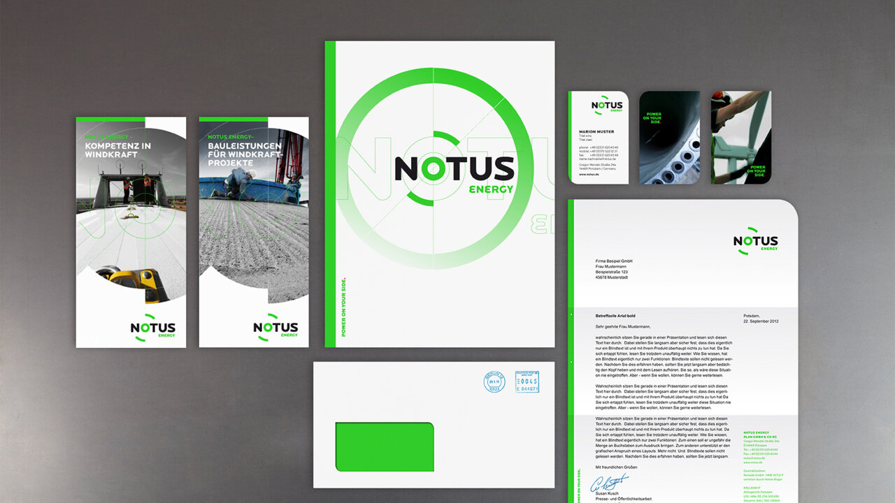 Corporate Design f&uuml;r NOTUS energy mit gr&uuml;n-wei&szlig;em Branding, bestehend aus Briefpapier, Umschlag, Brosch&uuml;ren und Gesch&auml;ftspapieren, die einen einheitlichen und professionellen Markenauftritt f&uuml;r das Unternehmen im Bereich erneuerbarer Energien pr&auml;sentieren.
