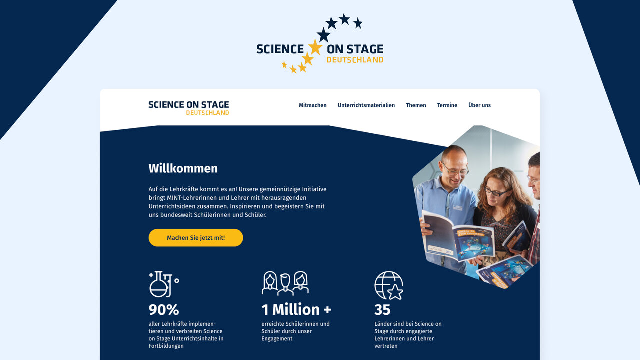 Science on Stage Webseite mit blau-wei&szlig;em Design, zeigt Willkommenssektion mit Statistiken &uuml;ber das Netzwerk und ein Foto von zwei Personen, die gemeinsam an einem Laptop arbeiten, mit Symbolen f&uuml;r 90%, 1 Million+ Mitglieder und 35 L&auml;nder.