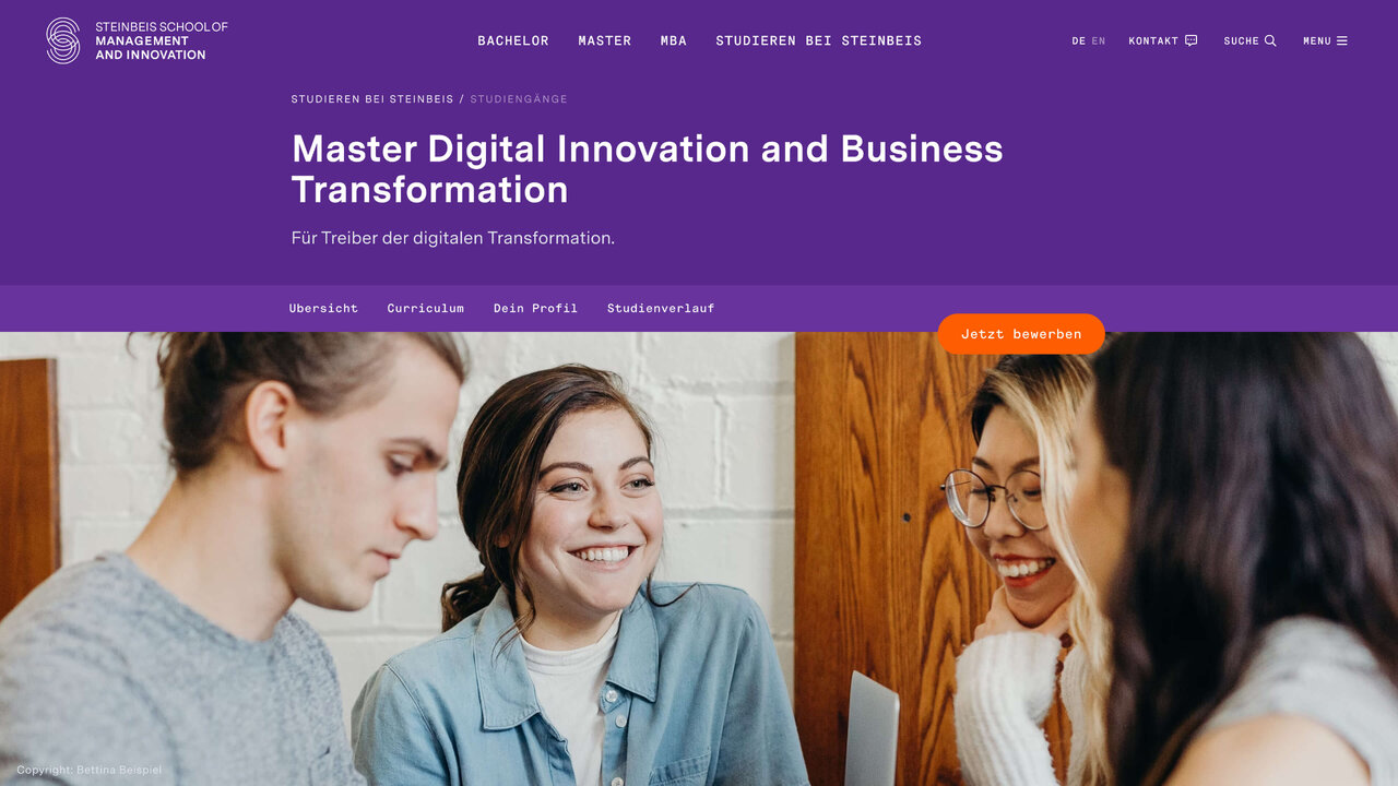 Vier junge Menschen in einem B&uuml;ro oder Klassenzimmer, die miteinander kommunizieren und l&auml;cheln. Sie repr&auml;sentieren einen Master-Studiengang f&uuml;r Digitale Innovation und Transformation. Die Atmosph&auml;re wirkt freundlich und engagiert.