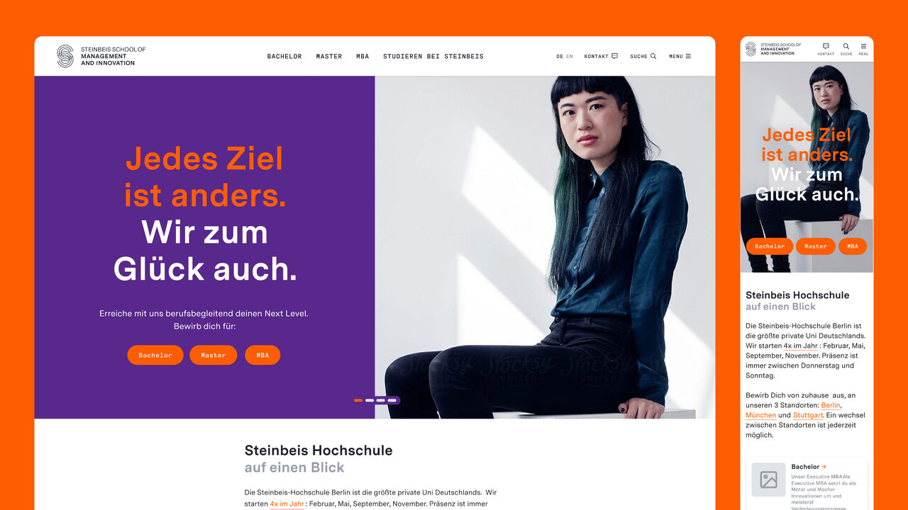Junger Mensch in dunkler Kleidung sitzt vor einem Plakat der Steinbeis Hochschule mit dem Slogan "Jedes Ziel ist anders. Wir zum Gl&uuml;ck auch." Das Design nutzt kr&auml;ftige violette und orange Farben und pr&auml;sentiert ein modernes, dynamisches Hochschulmarketing.