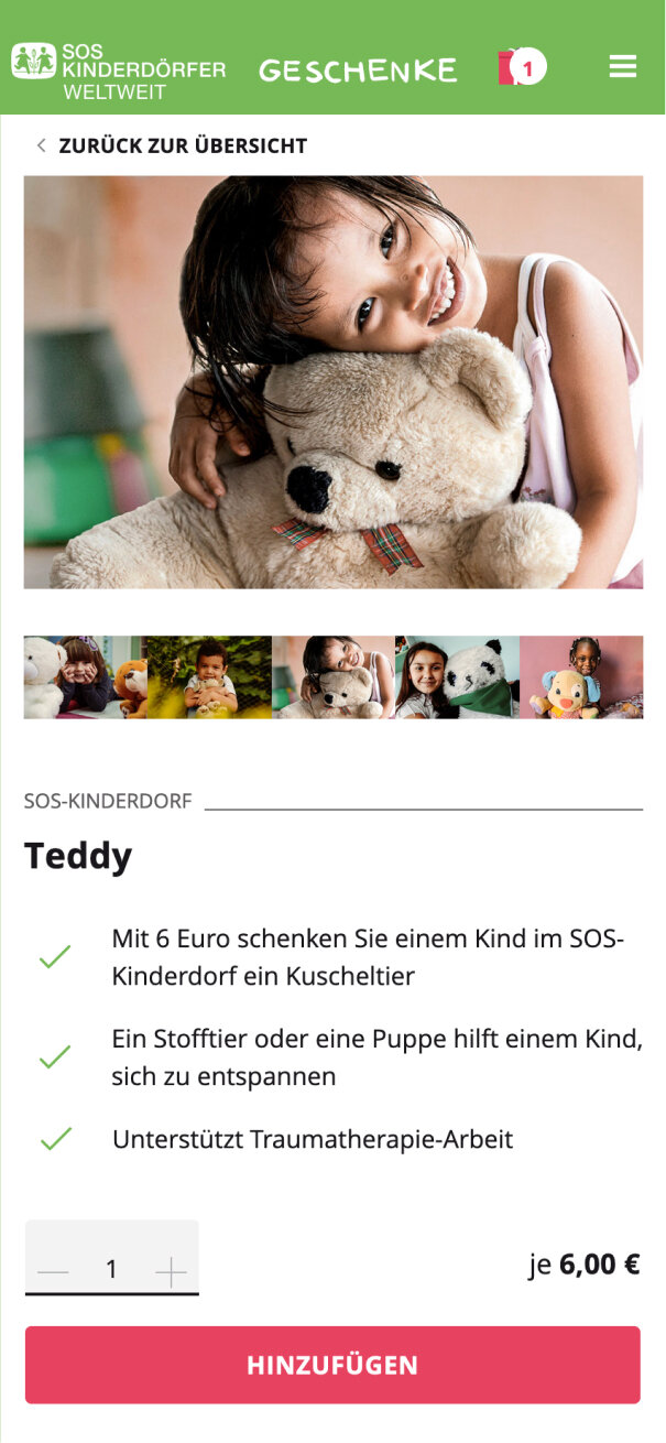 Kleines M&auml;dchen mit schwarzen Haaren l&auml;chelt und umarmt einen gro&szlig;en beigen Teddyb&auml;ren mit karierter Schleife. Das Bild ist Teil einer Spendeninformation des Geschenkspendeshops der SOS-Kinderd&ouml;rfer.