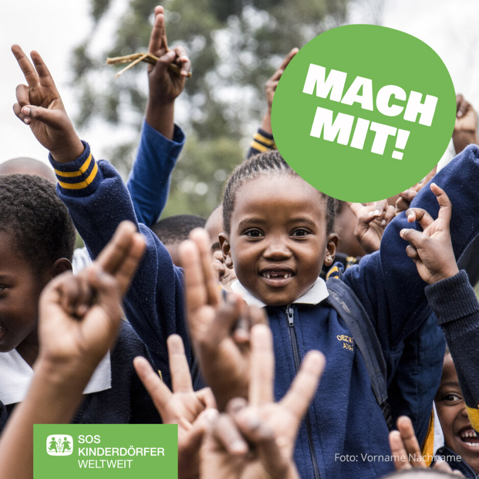 Schulkinder in blauen Uniformen zeigen mit ihren H&auml;nden Friedenszeichen. Ein gr&uuml;ner "Mach mit!"-Button ist in der oberen rechten Ecke des Social Media Posts zu sehen.