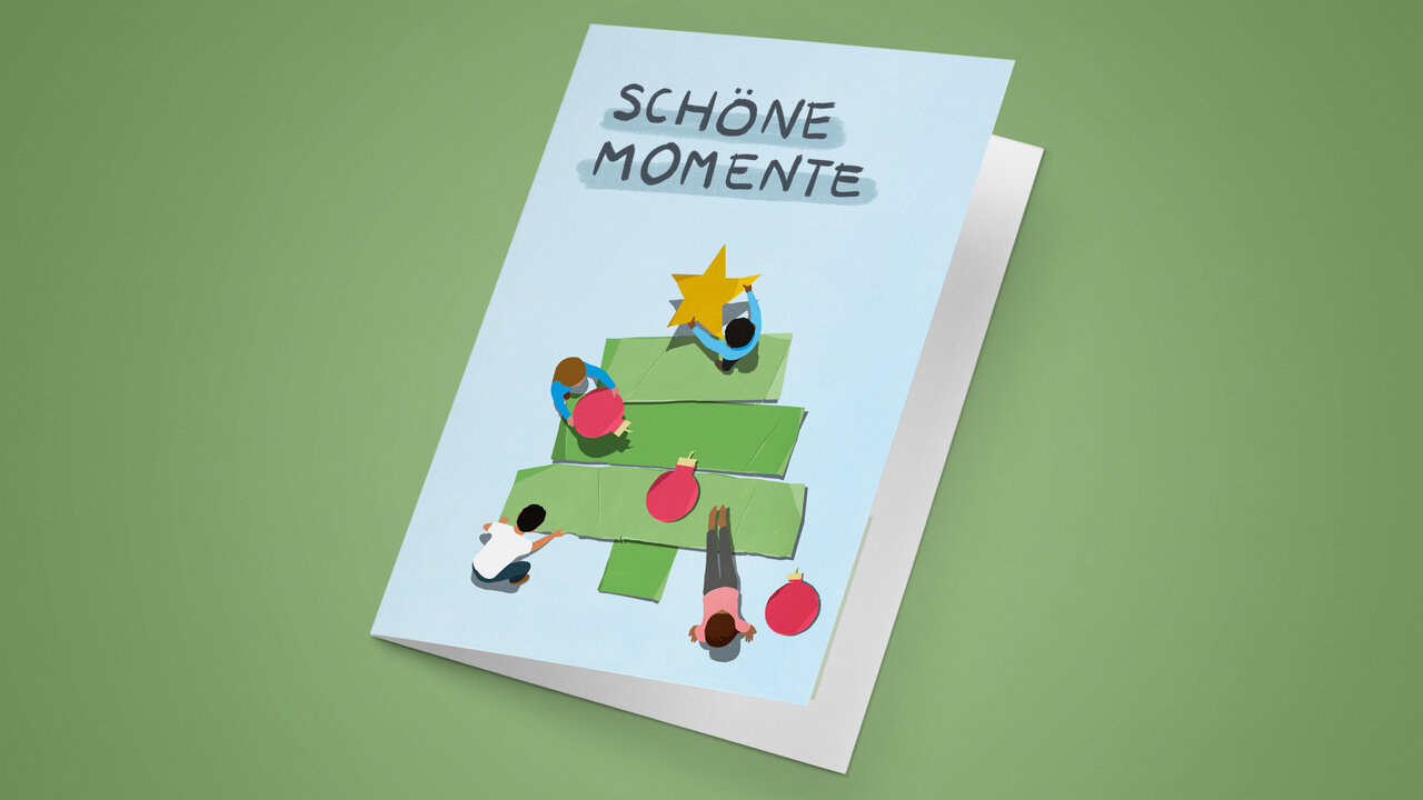 Gru&szlig;karte mit der Aufschrift "Sch&ouml;ne Momente" und einem stilisierten Weihnachtsbaum, auf dem bunte, abstrakte Figuren sitzen, vor einem gr&uuml;nen Hintergrund.