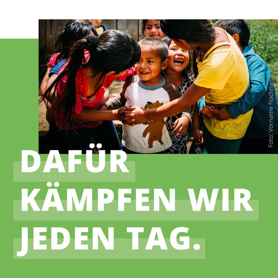 Ein Social Media Post der SOS Kinderd&ouml;rfer weltweit. Mehrere lachende Kinder umarmen und unterst&uuml;tzen sich gegenseitig, symbolisieren Gemeinschaft und Hoffnung in einem SOS-Kinderdorf. Die Kinder tragen bunte T-Shirts und strahlen Freude und Zusammenhalt aus.