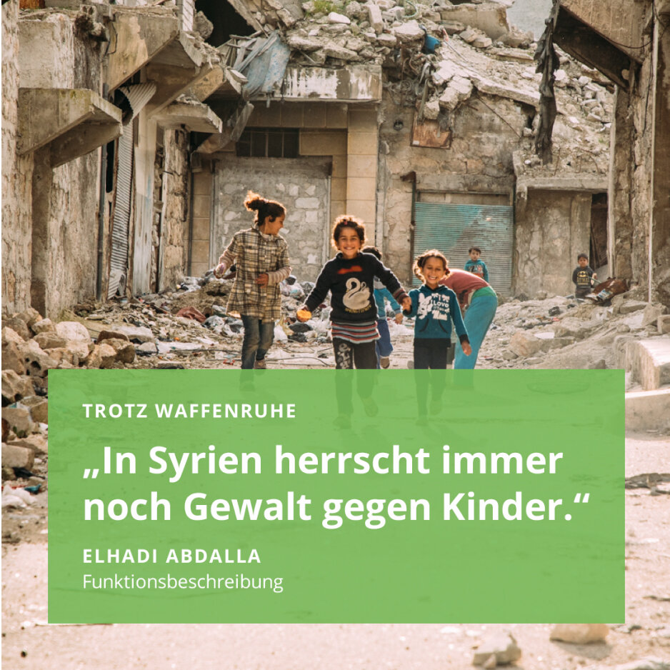 Ein Social Media Post der SOS Kinderd&ouml;rfer weltweit. Drei Kinder laufen durch eine zerst&ouml;rte Stadtlandschaft mit Tr&uuml;mmern und besch&auml;digten Geb&auml;uden. Die Szene verdeutlicht die anhaltende Gewalt und Zerst&ouml;rung in Syrien, die Kindern ihre Kindheit und Sicherheit raubt.