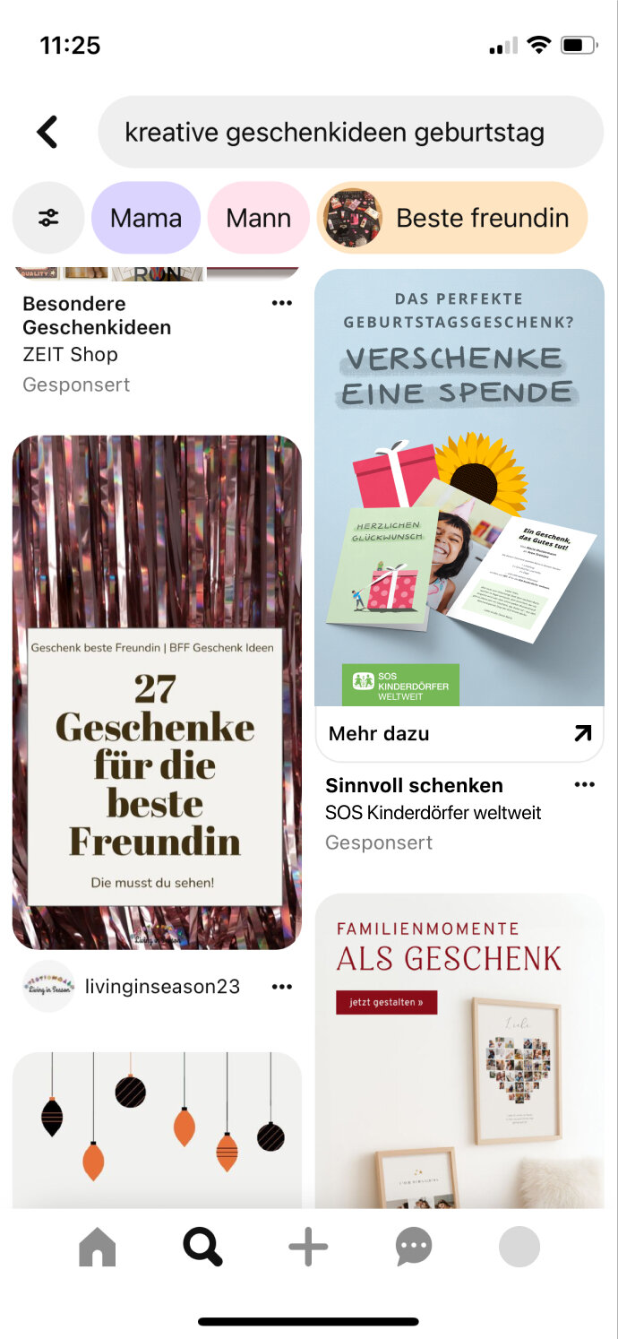 Eine Pinterest Ad zur Geschenkspende. Sie zeigt eine Gru&szlig;karte mit Geschenk und Sonnenblume und ein breit l&auml;chelndes Kind.