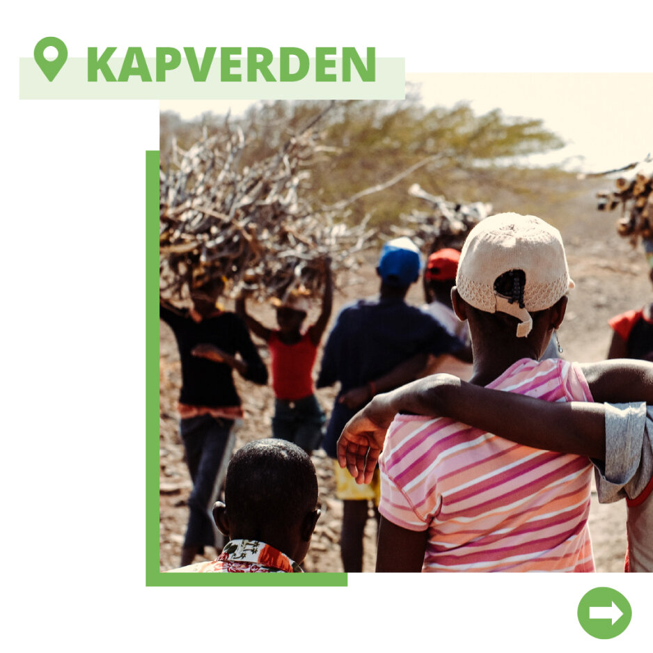 Ein Social Media Post der SOS Kinderd&ouml;rfer weltweit. Zwei Kinder von hinten, eingerahmt von B&auml;umen in einer kargen Landschaft. Sie stehen eng beieinander und blicken auf eine Gruppe von Menschen vor ihnen, w&auml;hrend der Ortsname "Kapverden" im gr&uuml;nen Rahmen links oben steht.
