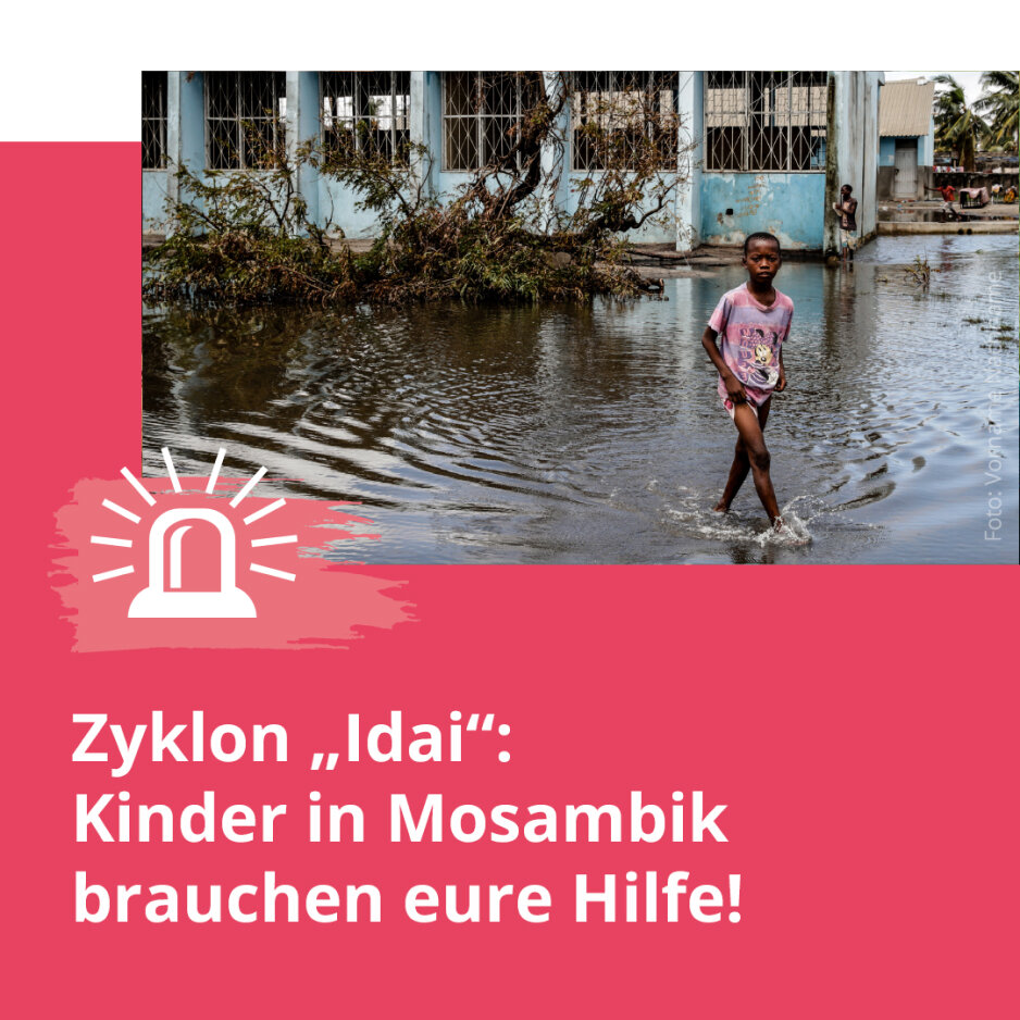 Ein Social Media Post der SOS Kinderd&ouml;rfer weltweit. Ein Kind geht durch &uuml;berflutete Stra&szlig;en in Mosambik nach dem Zyklon Idai. Die Umgebung zeigt zerst&ouml;rte Geb&auml;ude und &Uuml;berreste von Vegetation, w&auml;hrend Wasser die Umgebung bedeckt. Eine gro&szlig;e Headline bittet um Spenden.