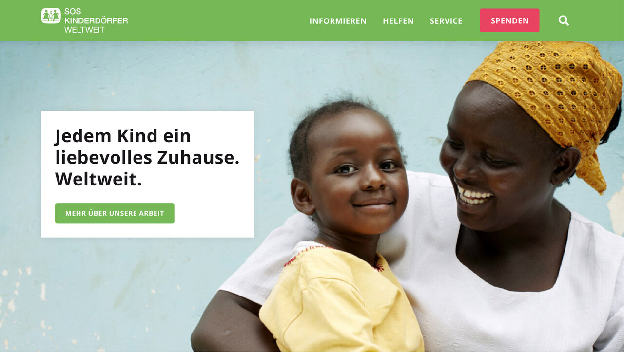 Die Startseite der Website. Eine l&auml;chelnde Frau h&auml;lt ein kleines Kind in einem gelben Kleid vor einem gr&uuml;nen Hintergrund mit dem SOS-Kinderd&ouml;rfer Logo.