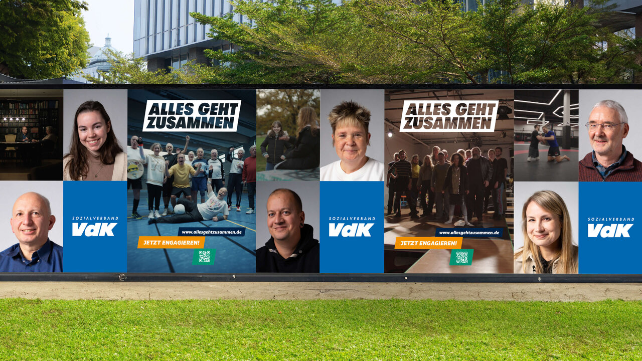 Mehrere Wahlplakate der Vdk-Kampagne "Alles geht zusammen" an einem st&auml;dtischen Stra&szlig;enrand, die verschiedene Menschen in unterschiedlichen Posen und Situationen zeigen, vor einem Hintergrund von B&auml;umen und Geb&auml;uden.