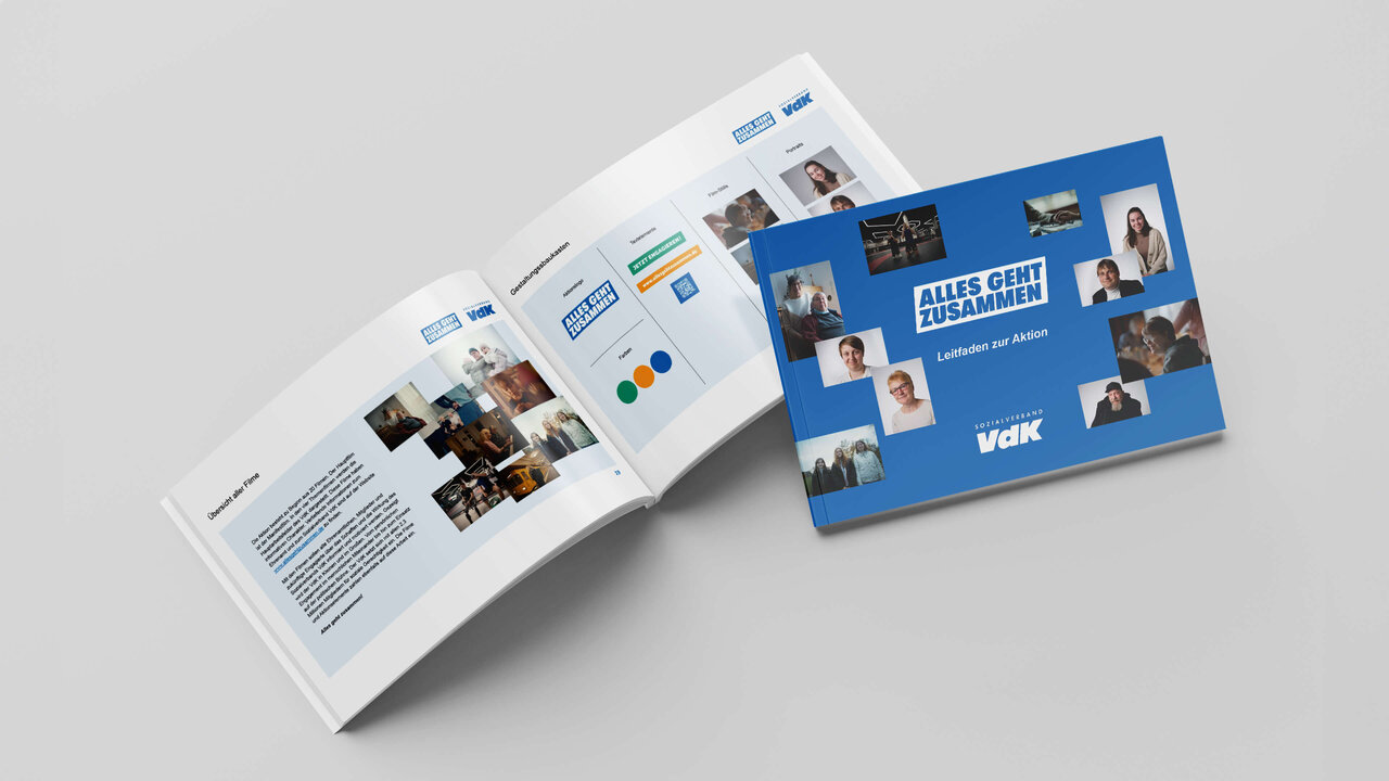 Zwei aufgeschlagene Brosch&uuml;ren mit blauem und wei&szlig;em Design von VdK, pr&auml;sentiert auf einem neutralen Hintergrund. Die Publikationen zeigen verschiedene Layoutseiten mit Texten, Grafiken und Personenfotos in einem professionellen Marketingformat.
