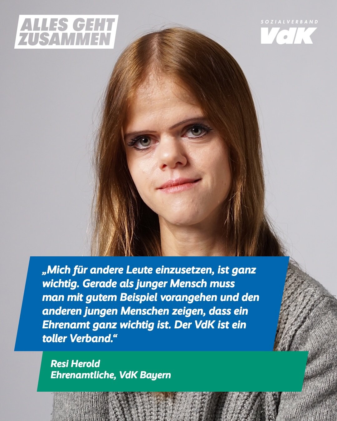 Junge Frau in grauem Pullover vor einem hellen Hintergrund, Teil einer Kampagne des VdK Bayern mit dem Slogan "Alles geht zusammen". Sie blickt direkt in die Kamera mit einem nachdenklichen, engagierten Gesichtsausdruck.
