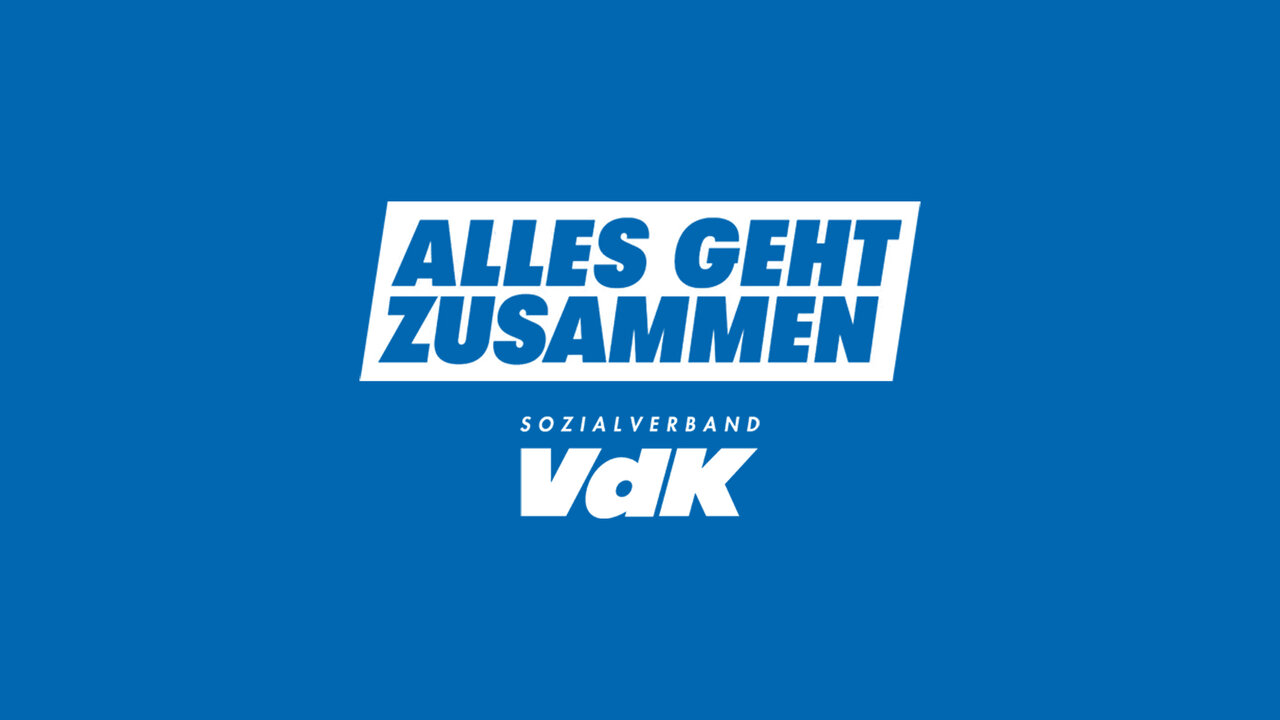Logo des Sozialverbands VdK mit dem Slogan "Alles geht zusammen" in wei&szlig;er Schrift auf blauem Hintergrund.