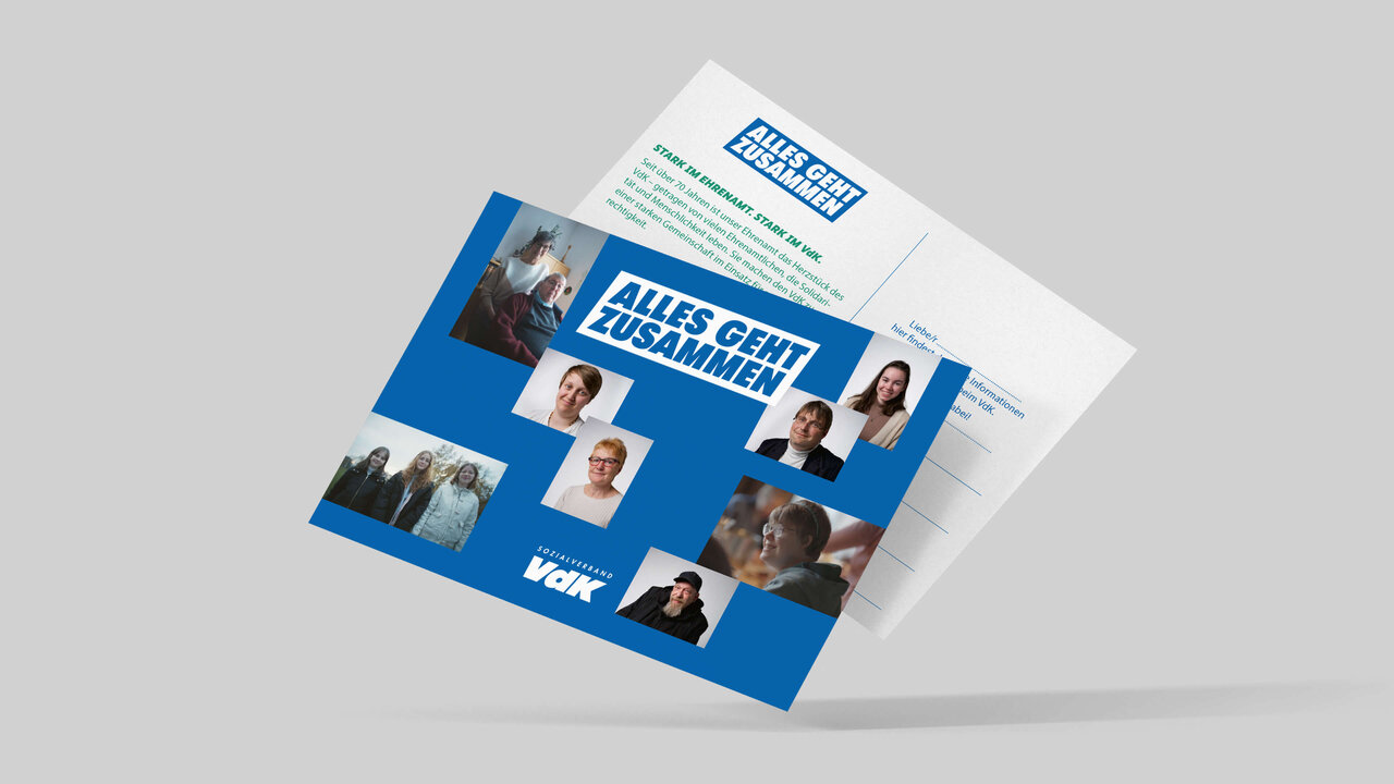 Brosch&uuml;re und Vorschau f&uuml;r ein Informationsmaterial in Blau und Wei&szlig; mit mehreren Portraitfotos von Personen in verschiedenen Posen, die auf einem neutralen Hintergrund schr&auml;g &uuml;bereinander gelegt ist.