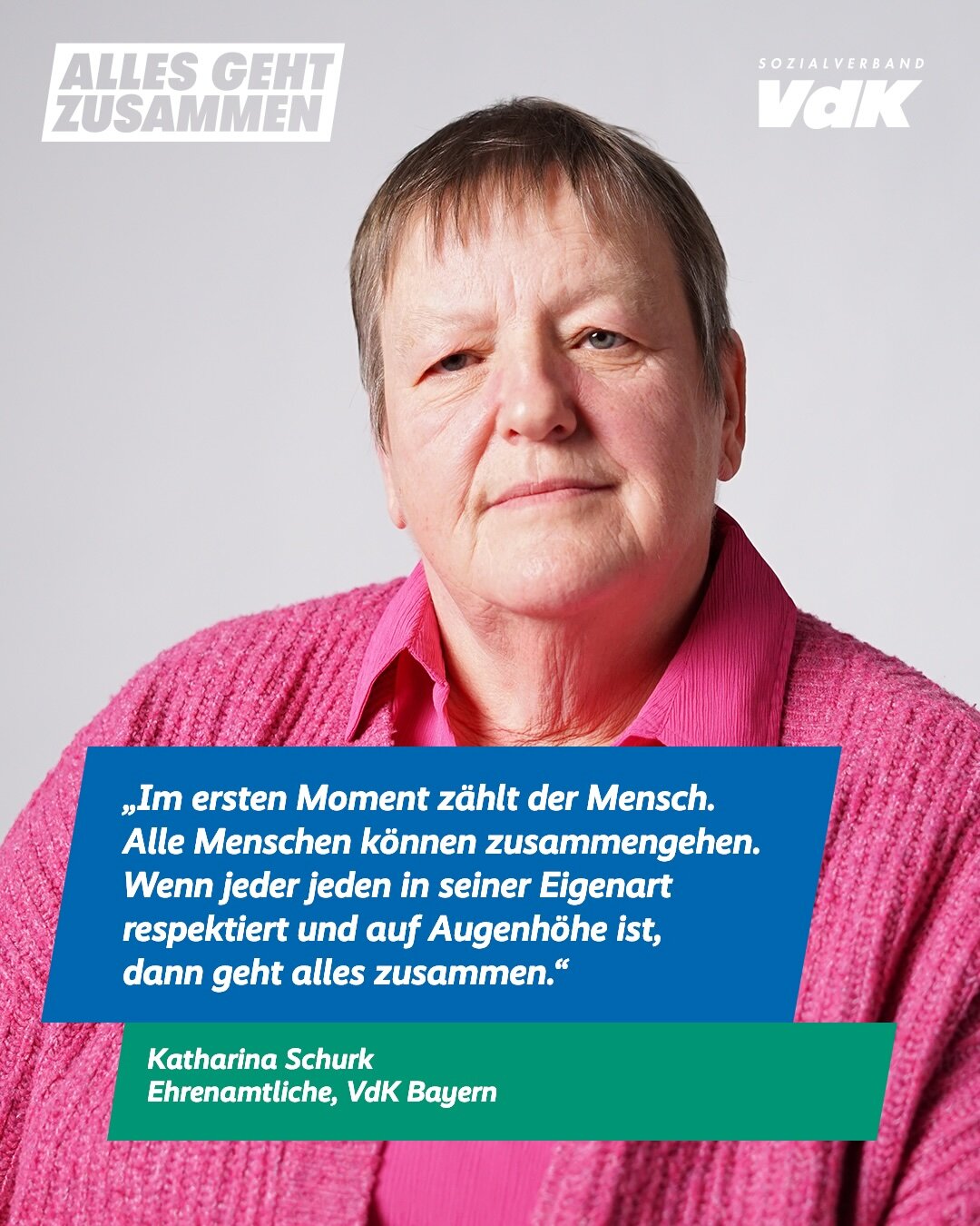 &Auml;ltere Frau in rosa Strickjacke vor grauem Hintergrund, l&auml;chelt freundlich in die Kamera. Auf einem blauen Textfeld steht ein Zitat von Katharina Schurk &uuml;ber Menschlichkeit und Zusammenhalt.