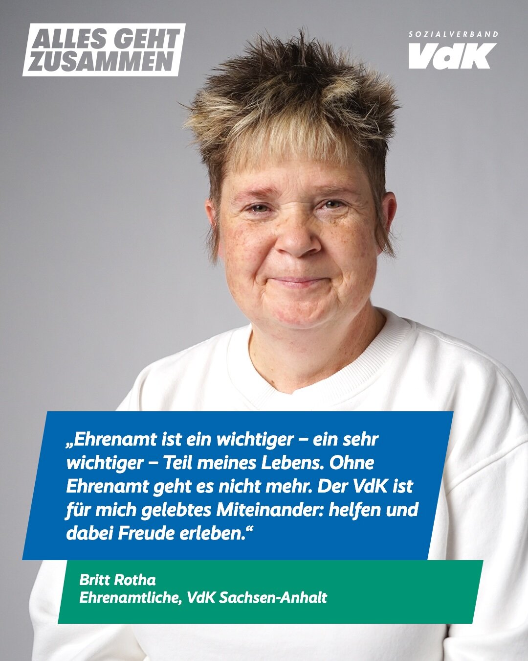 Portr&auml;t von Britt Rotha, Ehrenamtliche beim VdK Sachsen-Anhalt, in wei&szlig;em Pullover, l&auml;chelnd vor einem grauen Hintergrund mit dem Slogan "Alles geht zusammen".