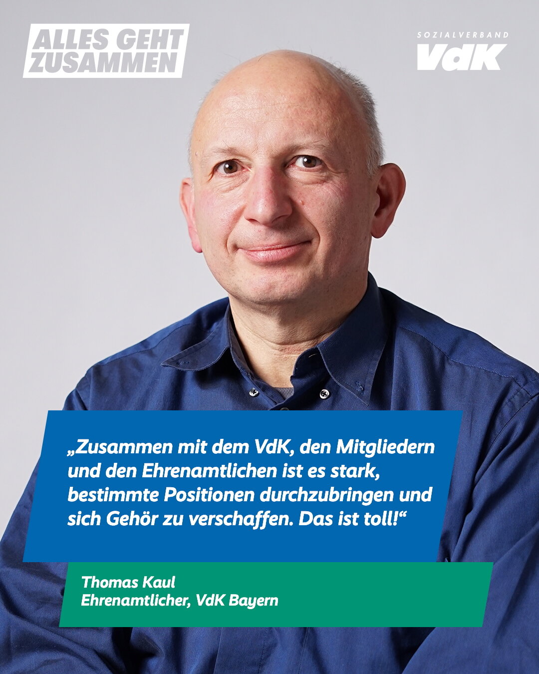&Auml;lterer Mann in blauem Hemd l&auml;chelt in die Kamera. Er steht vor einem Poster mit dem Slogan "Alles geht zusammen" und einem Zitat &uuml;ber Zusammenarbeit und Engagement.