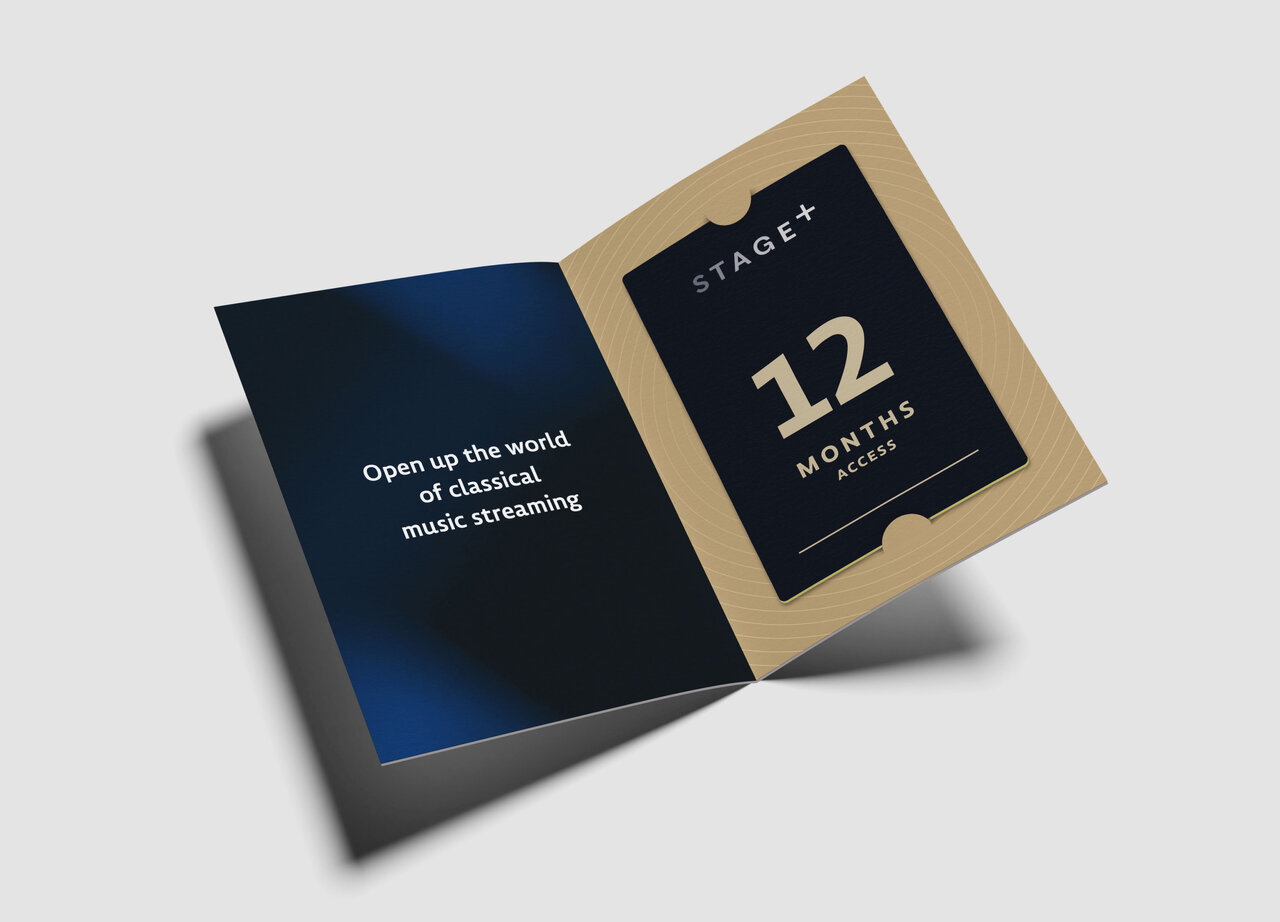 Ge&ouml;ffnete Brosch&uuml;re f&uuml;r Stage+, einen 12-monatigen Musikstreaming-Dienst der Deutschen Grammophon mit blau-beigem Design und Einladung, die Welt des klassischen Musikstreamings zu entdecken.