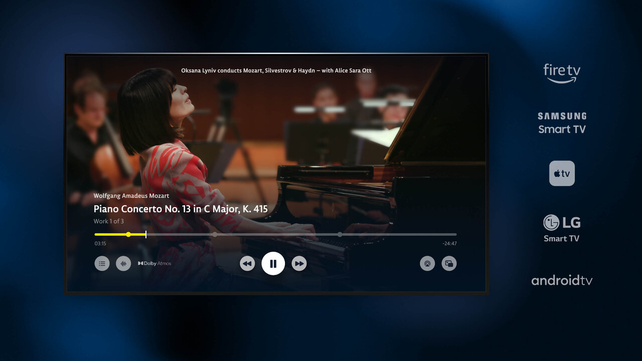 Ein Klassikkonzert-Streaming-Bildschirm auf einem Smart-TV mit einer Pianistin in roter Kleidung, die ein Klavierkonzert spielt. Die Benutzeroberfl&auml;che zeigt Steuerelemente und Informationen zum aktuellen Musikst&uuml;ck und ist auf verschiedenen Ger&auml;ten wie Fire TV, Samsung Smart TV und Android TV verf&uuml;gbar.