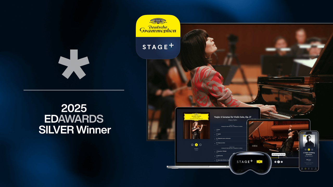 Ein Klassikkonzert-Streaming-Bildschirm auf einem Smart-TV mit einer Pianistin in roter Kleidung, die ein Klavierkonzert spielt. Davor die gleiche Anwendung auf einem Laptop, iPad, iPhone und Apple Vision Pro. Links daneben die Auszeichnung European Design Awards Silver Winner 2025.