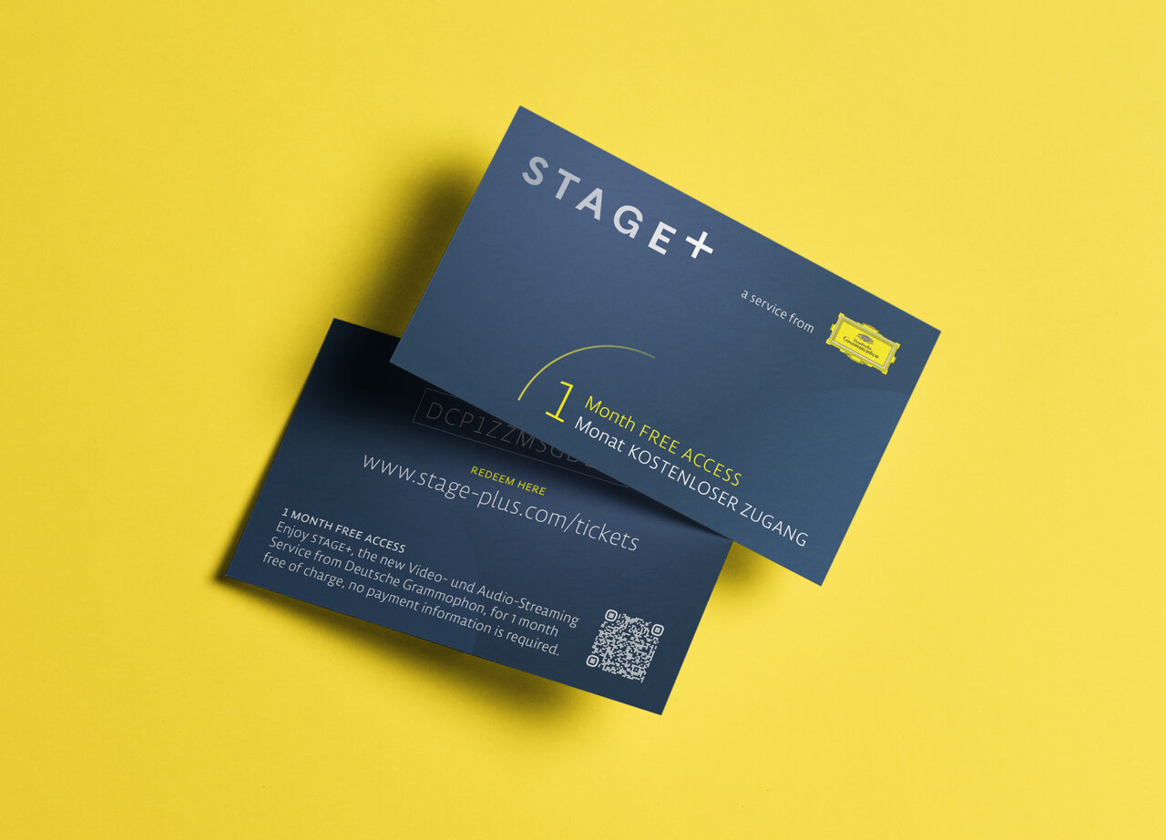 Stage+ Karte in dunkelblauer Farbe, die auf einem leuchtend gelben Hintergrund liegt. Die obere Karte zeigt das Stage+ Logo und einen QR-Code f&uuml;r den Ticketzugang.