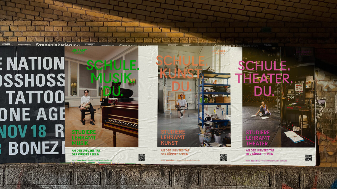 Vier Poster mit dem Thema "Schule. Theater. Musik. Du." an einer Ziegelwand, die verschiedene Perspektiven und R&auml;ume zeigen - ein Klavier, ein Arbeitsplatz und eine Person in einem Raum, alle in unterschiedlichen Farbabstufungen und Layouts.