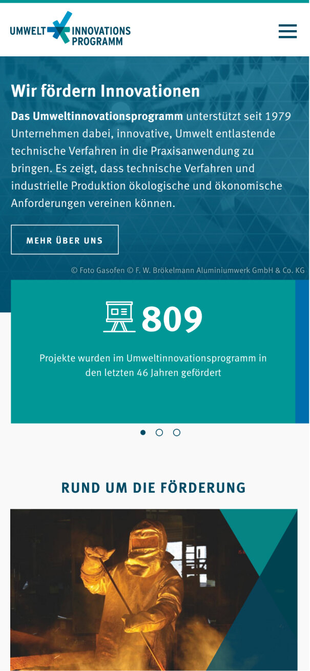 Arbeiter in Schutzausr&uuml;stung bei Industriearbeit, umgeben von goldenem Dampf oder Licht, symbolisiert technische Innovation und Arbeitsschutz im Umweltinnovationsprogramm.