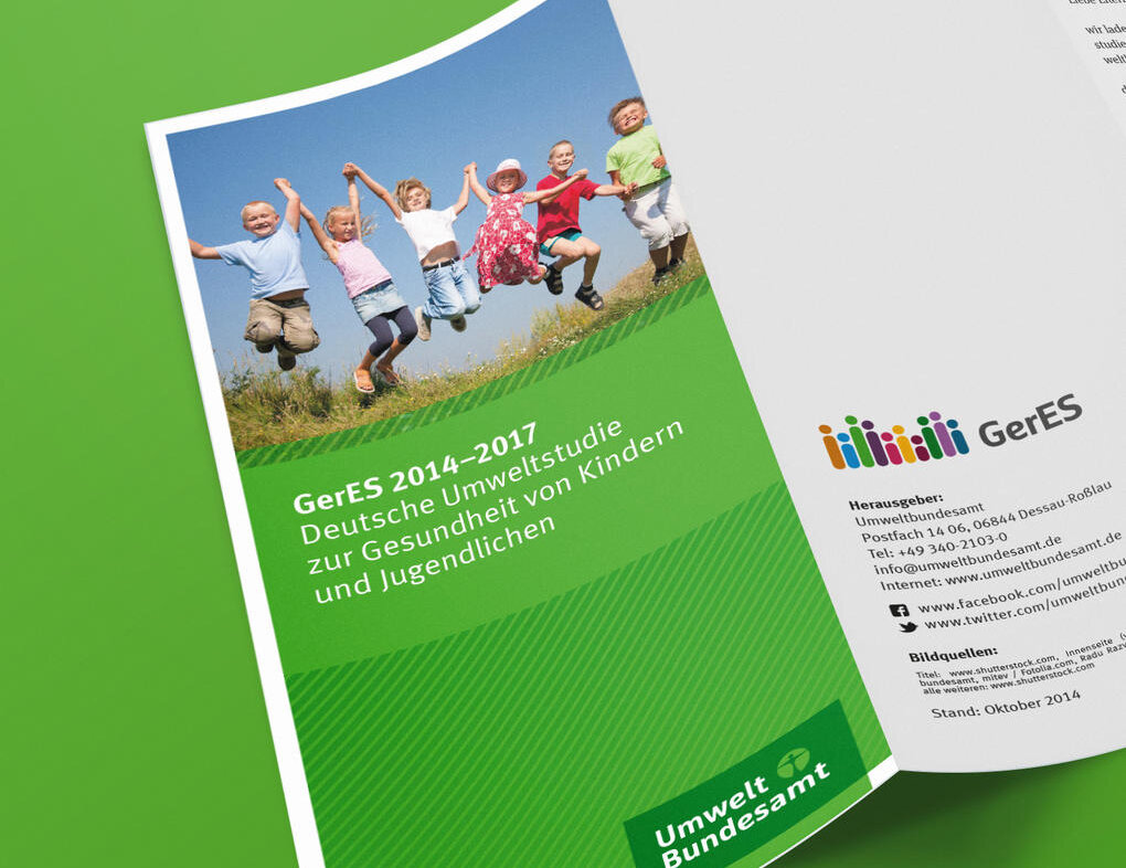 Sechs fr&ouml;hliche Kinder springen auf einer Wiese vor blauem Himmel, symbolisch f&uuml;r die Deutsche Umweltstudie zur Gesundheit von Kindern und Jugendlichen (GerES 2014-2017).