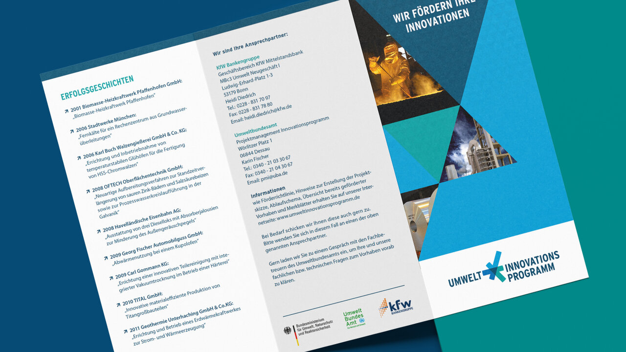 Dreiseitige Brosch&uuml;re des Umweltbundesamtes in blau-gr&uuml;nen T&ouml;nen, ge&ouml;ffnet auf einem teal-farbenen Hintergrund. Die Publikation zeigt Informationen zum Innovations-Programm mit einem grafischen Layout und teilweise sichtbaren Bildern von technischen Anlagen.