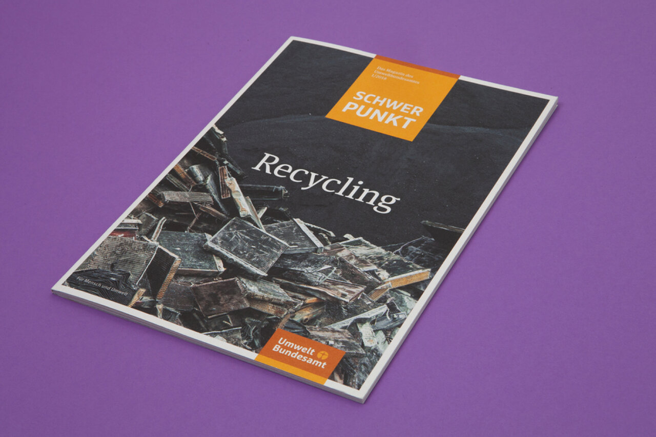 Titelseite einer Brosch&uuml;re zum Thema Recycling mit dem Schwerpunkt auf Metallschrott, auf einem violetten Hintergrund pr&auml;sentiert, mit orangefarbenen Akzenten und gestapelten Schrottteilen im Hintergrund.