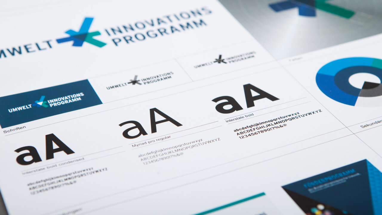 Verschiedene Designdokumente und Stylesheets mit dem Logo und Branding des Umweltbundesamtes, die unterschiedliche Schriftgr&ouml;&szlig;en und -ausrichtungen in Blau- und Graut&ouml;nen zeigen.