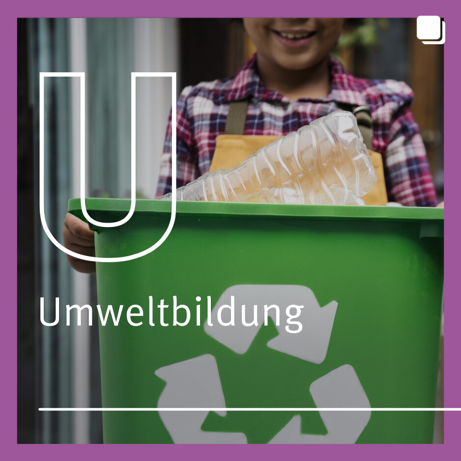Gr&uuml;ne Recycling-Box mit dem Wort "Umweltbildung" und dem Recycling-Symbol, im Hintergrund eine l&auml;chelnde Person in kariertem Hemd mit einer Plastikflasche.