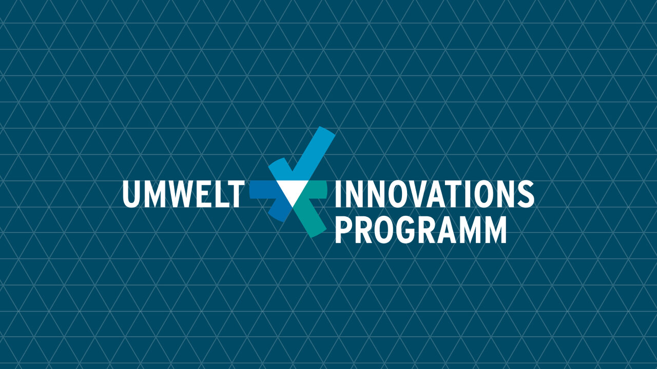 Umwelt-Innovationsprogramm Logo auf blauem, gemusterten Hintergrund mit stilisiertem H&auml;kchen in blau-wei&szlig;er Farbgestaltung.