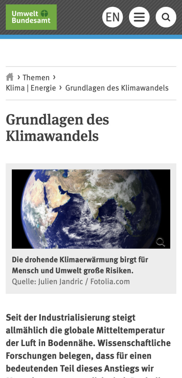 Satellitenaufnahme der Erde, die Afrika, den Nahen Osten und Teile Asiens zeigt. Blaue Ozeane und Landmassen in verschiedenen Erdt&ouml;nen, mit Wolkenformationen, die die Atmosph&auml;re umgeben.
