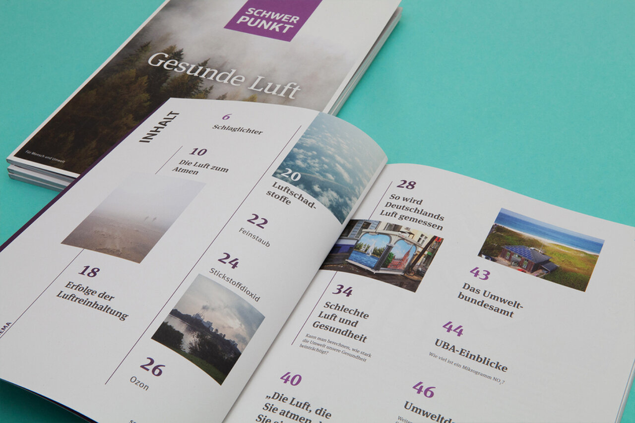 Aufgeschlagenes Magazin mit Inhaltsverzeichnis, das verschiedene Seiten und Themen in einem &uuml;bersichtlichen Layout pr&auml;sentiert, vor einem mintgr&uuml;nen Hintergrund.