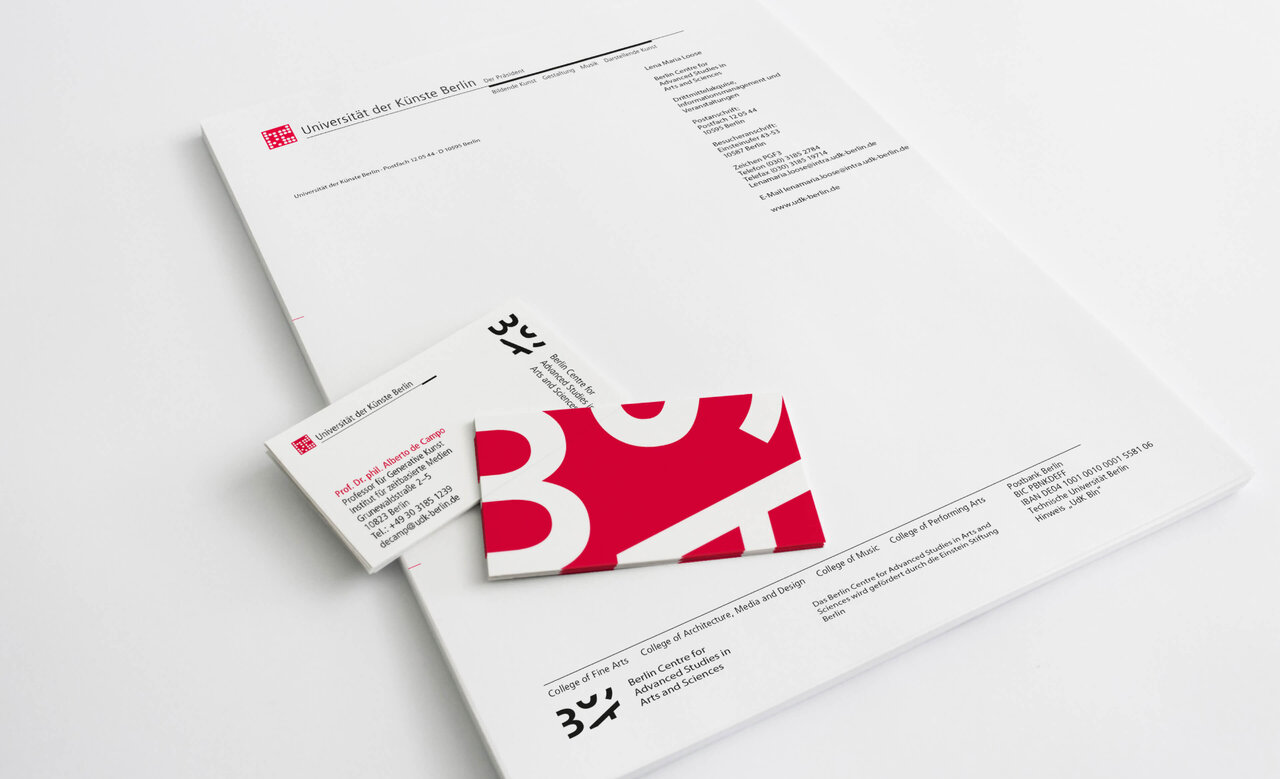 Corporate Design f&uuml;r ein Musikfestival mit Visitenkarte und Briefpapier in Wei&szlig; und Rot, die ein minimalistisches und modernes Design von Studio Good aus Berlin zeigen.