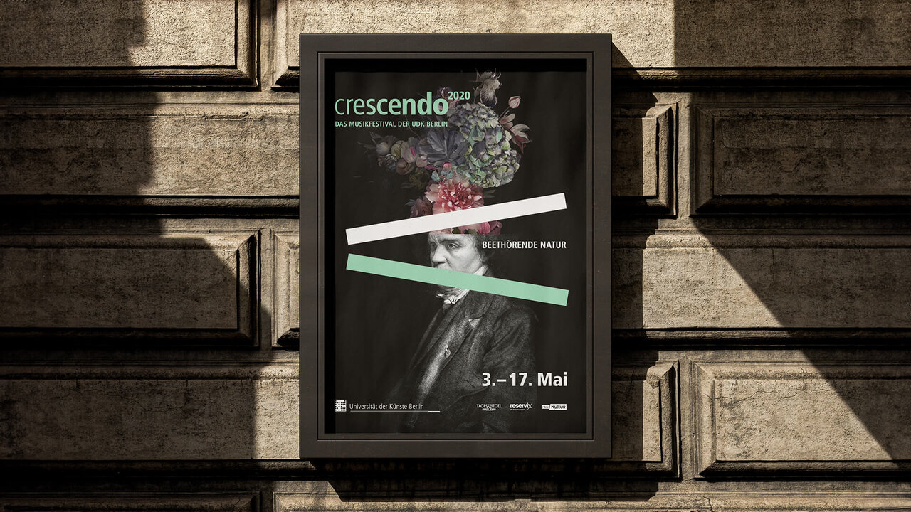 Plakat f&uuml;r das Musikfestival crescendo, das vom 3. bis 17. Mai stattfindet. Das Design zeigt ein stilisiertes Portr&auml;t mit Blumendekor, gebrochen durch geometrische Linien in Grau- und Gr&uuml;nt&ouml;nen auf einem dunklen Hintergrund.