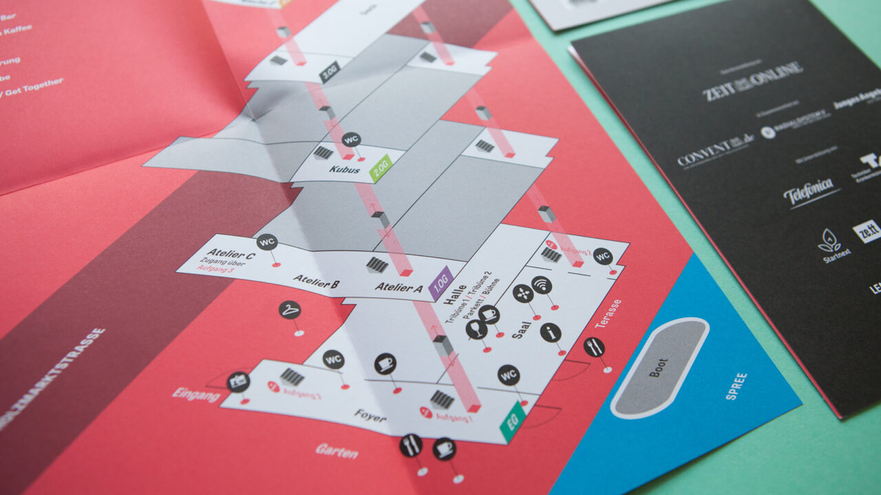 Mehrschichtige grafische Projektdokumentation mit &uuml;bereinander gelegten wei&szlig;en geometrischen Elementen auf rosa und blauem Hintergrund, die Designprozesse und Layouts f&uuml;r das Z2X-Festival von ZEIT ONLINE visualisieren.